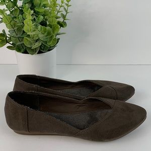Kelly & Katie brown fabric upper flats size 6 1/2